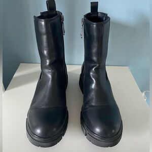 Women's boots. Waterproof.Leather. Size 8 M